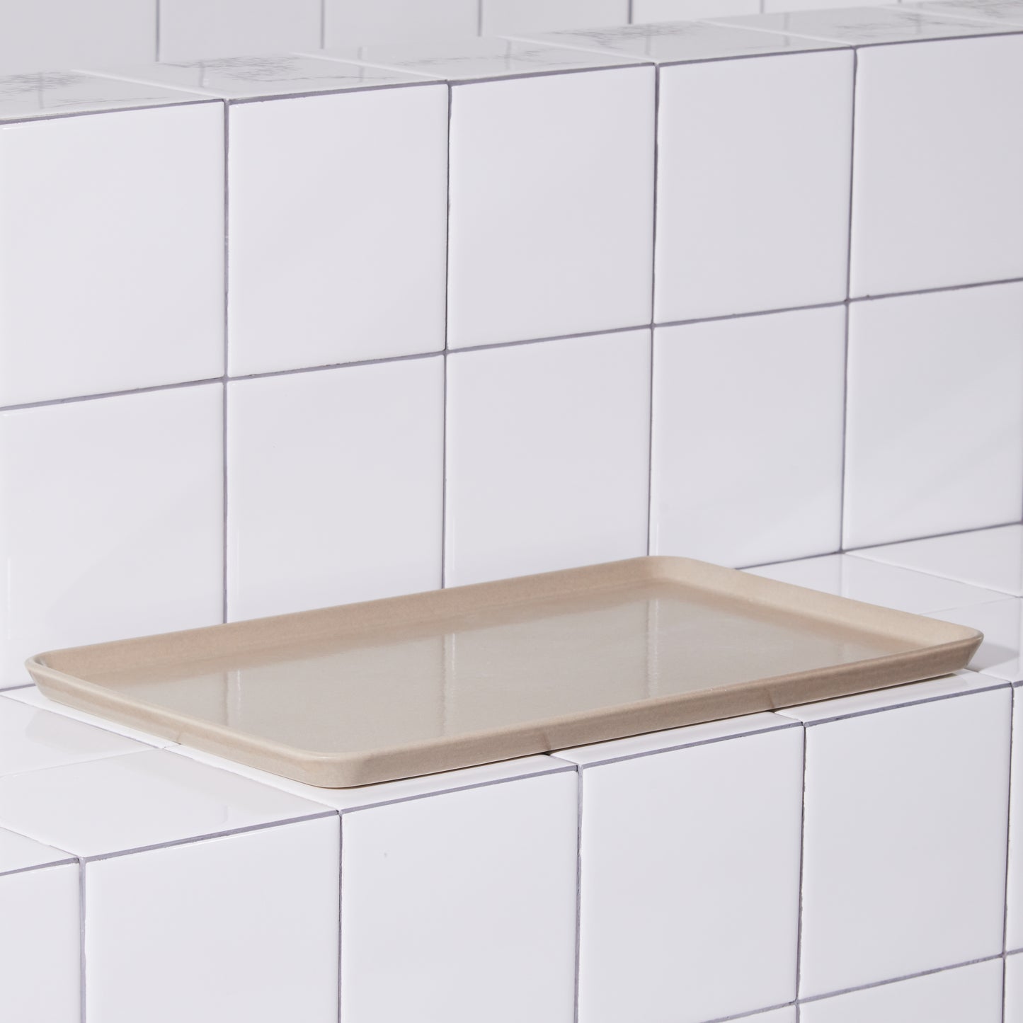 Tray in Sand flat on bath tub ledge