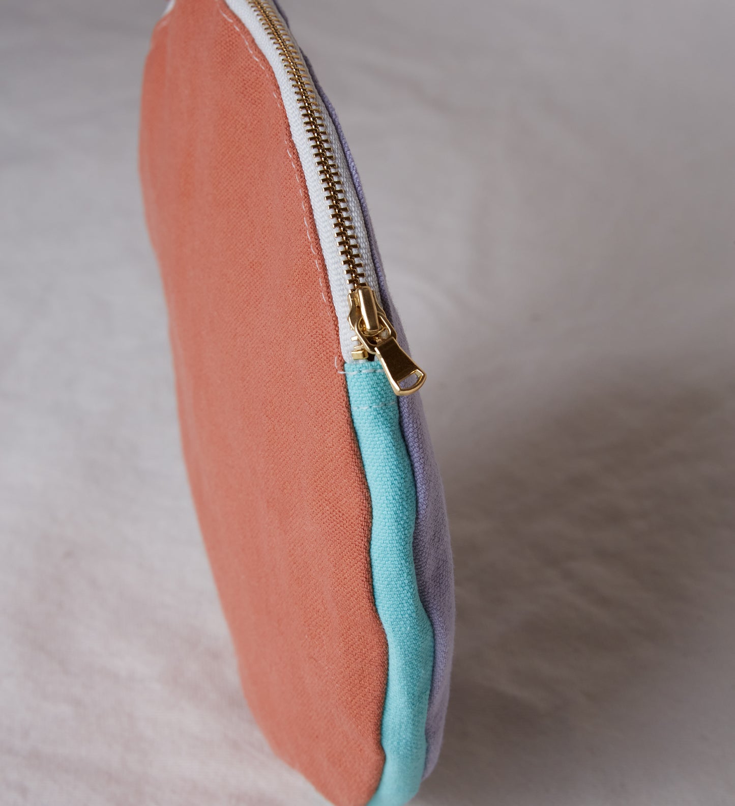 Re:Canvas Circle Pouch High detail view of zipper
