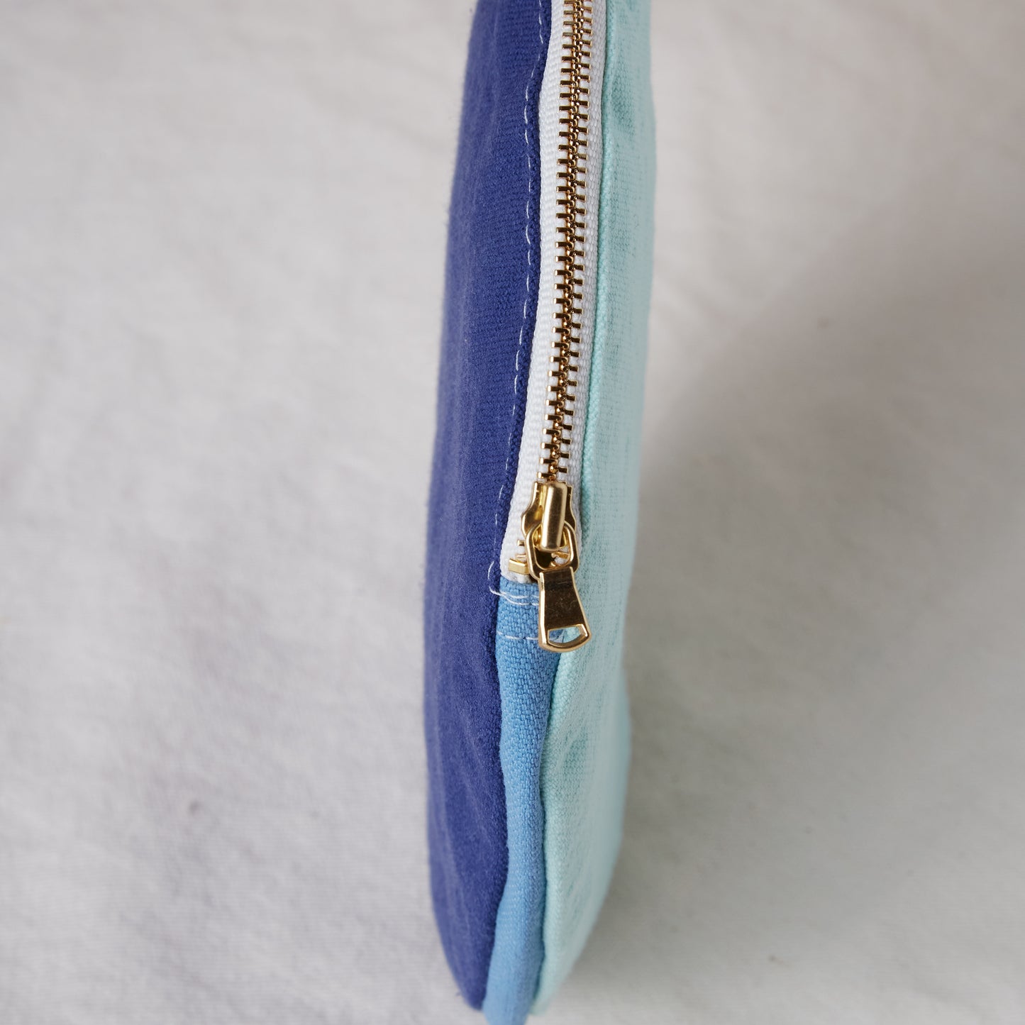 Re:Canvas Circle Pouch High detail view of zipper