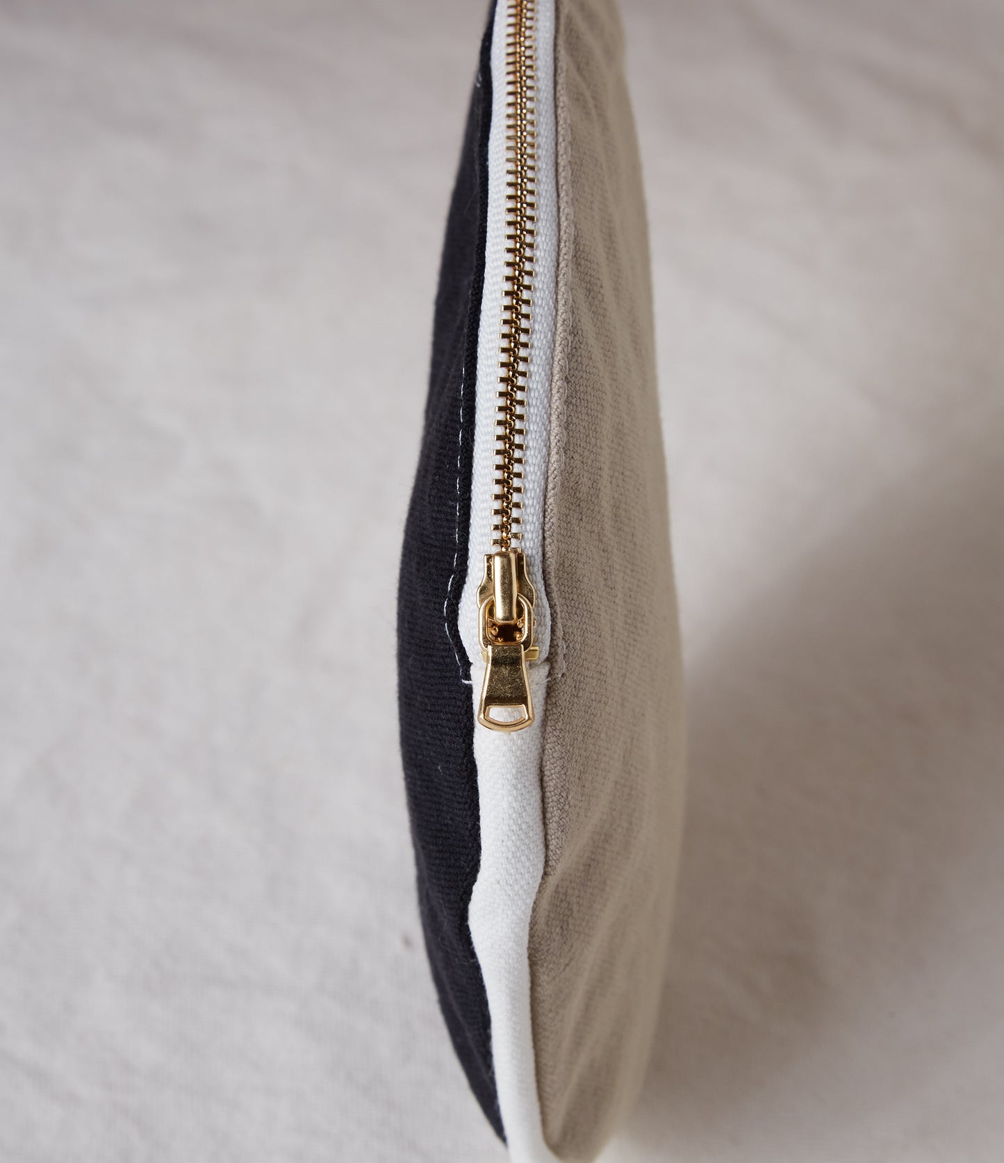 Re:Canvas Circle Pouch Desert detail view of zipper