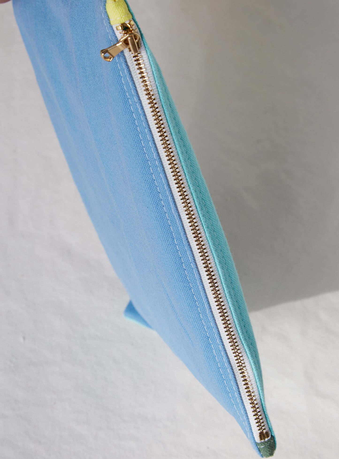 Re:Canvas Pouch Atlantic detail view of zipper