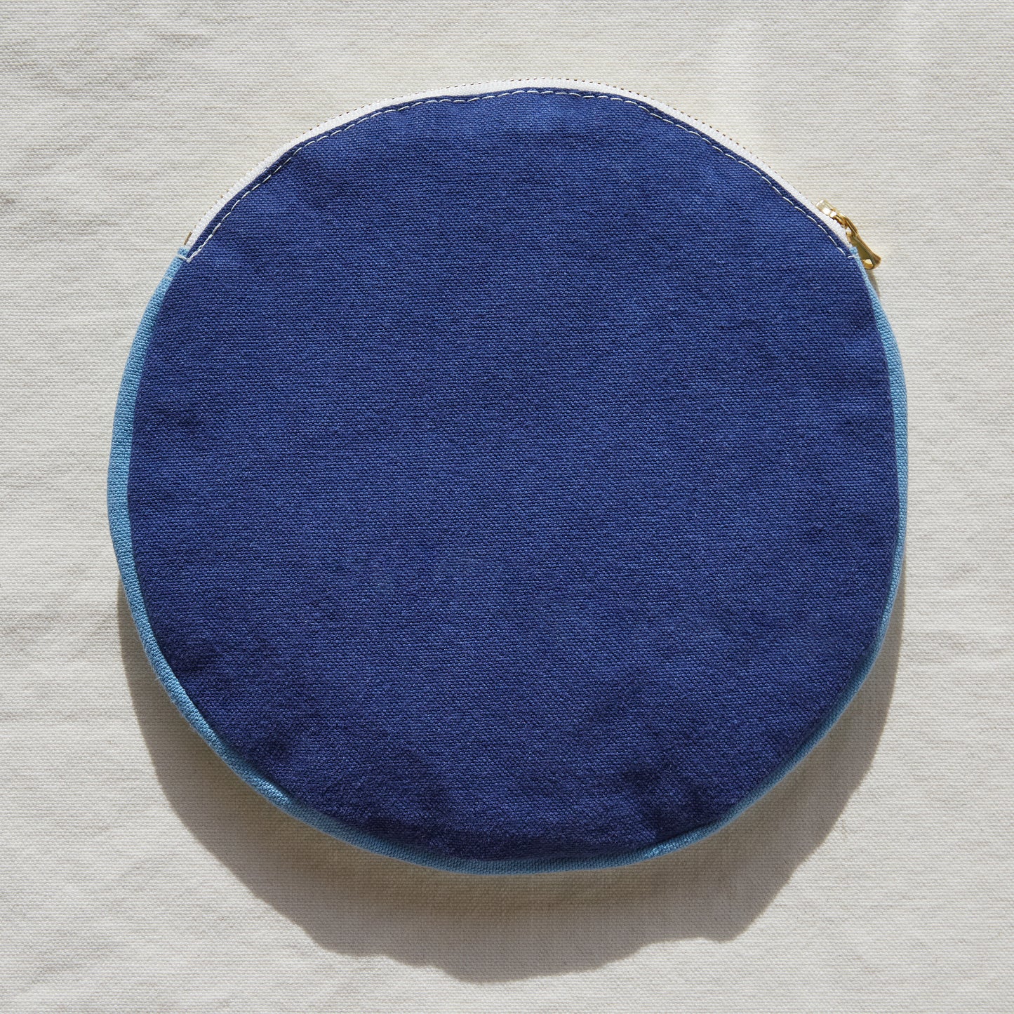 Re:Canvas Circle Pouch High back view