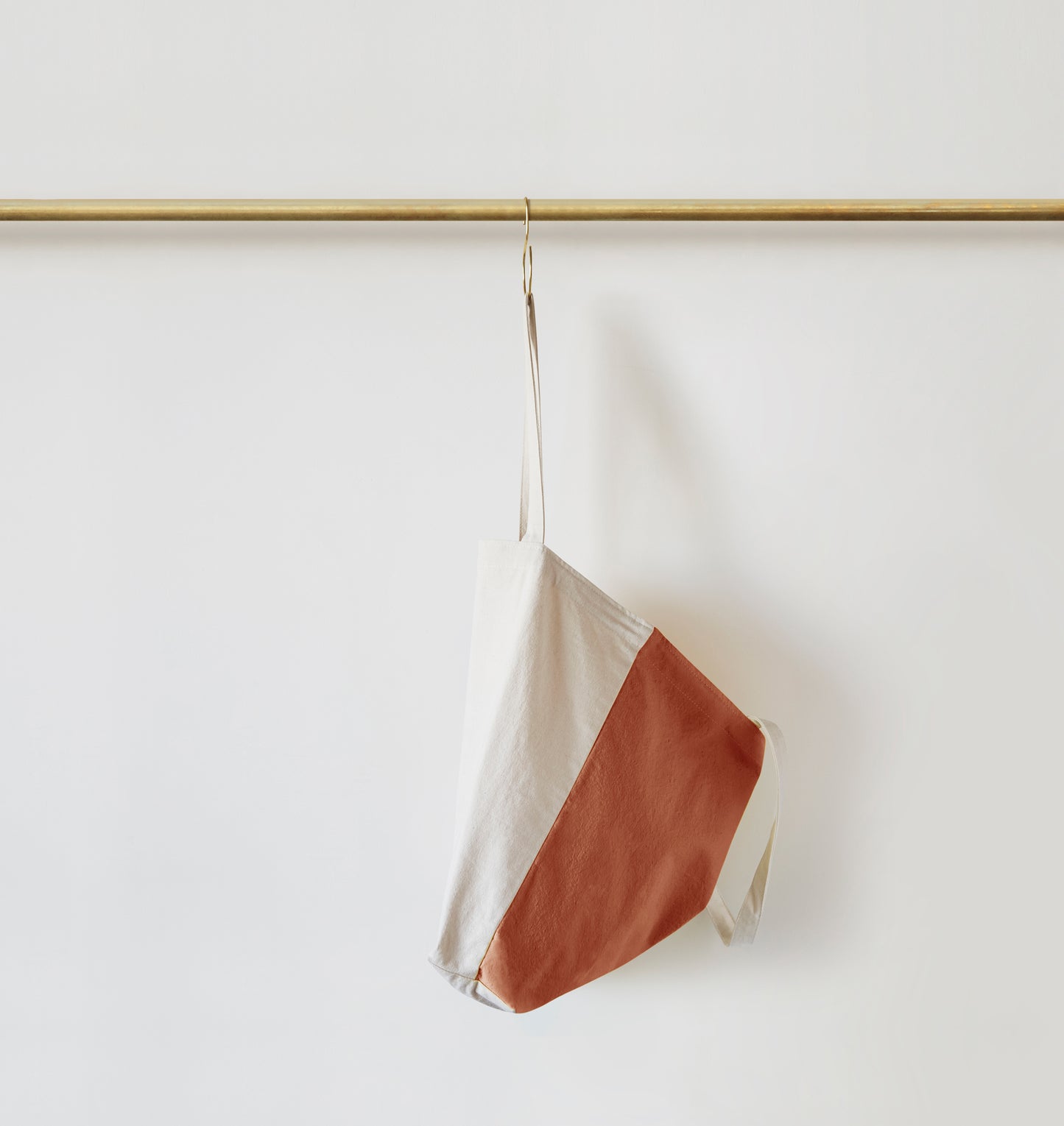 Re:Canvas Tote Clay side view hanging on rod