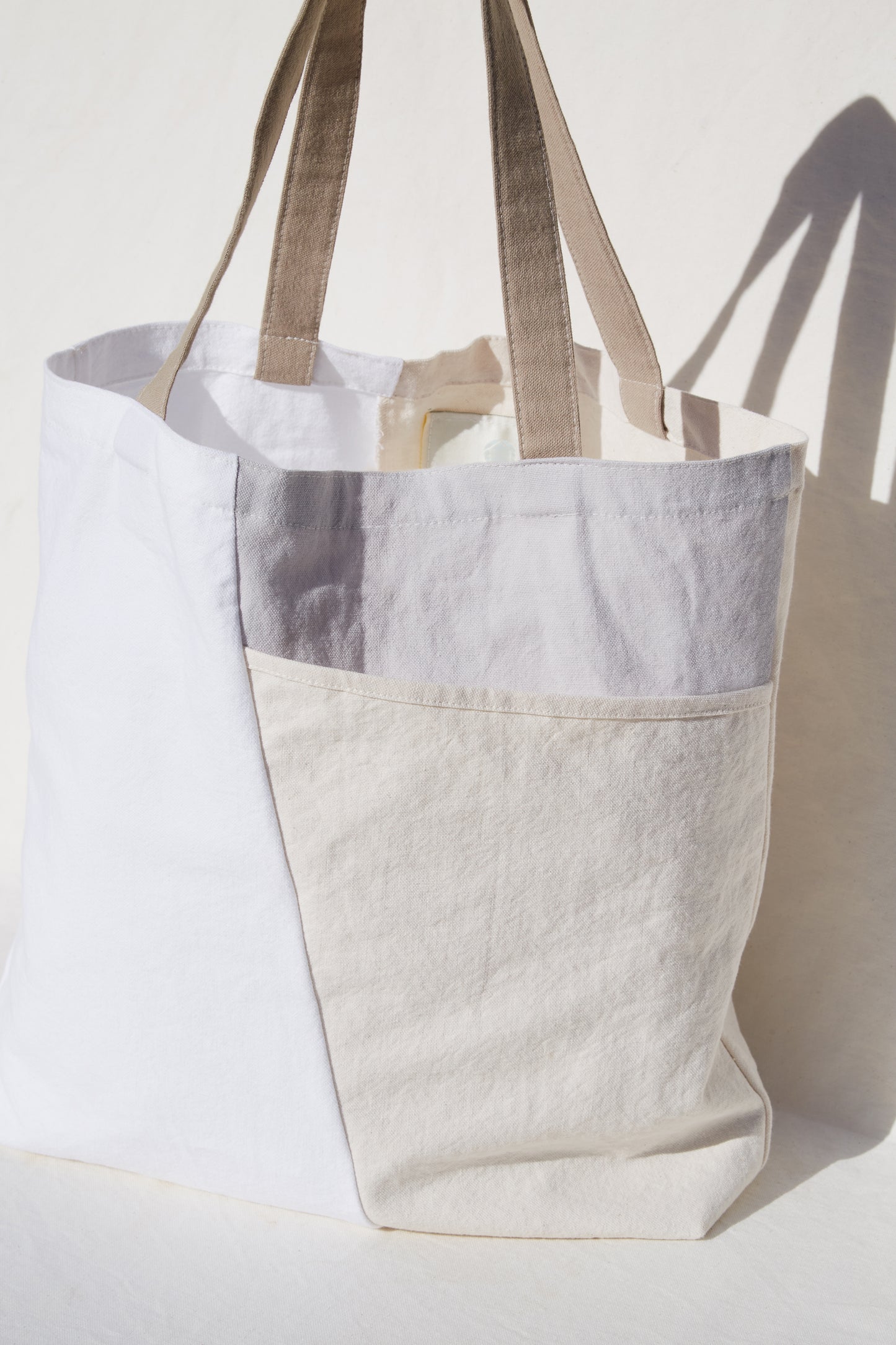 Re:Canvas Tote Sand detail view of pockets