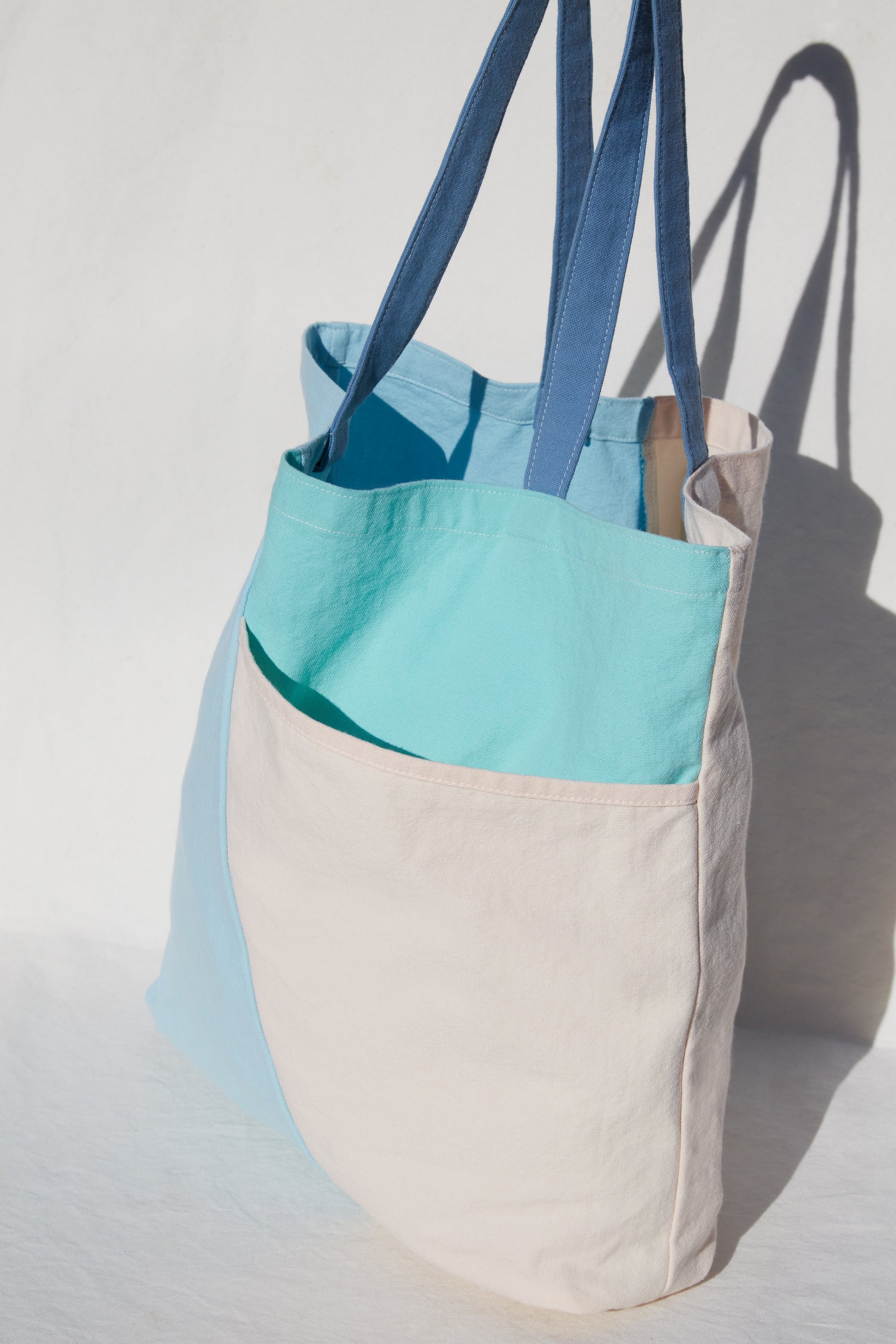 Re:Canvas Tote Sky detail view of pockets
