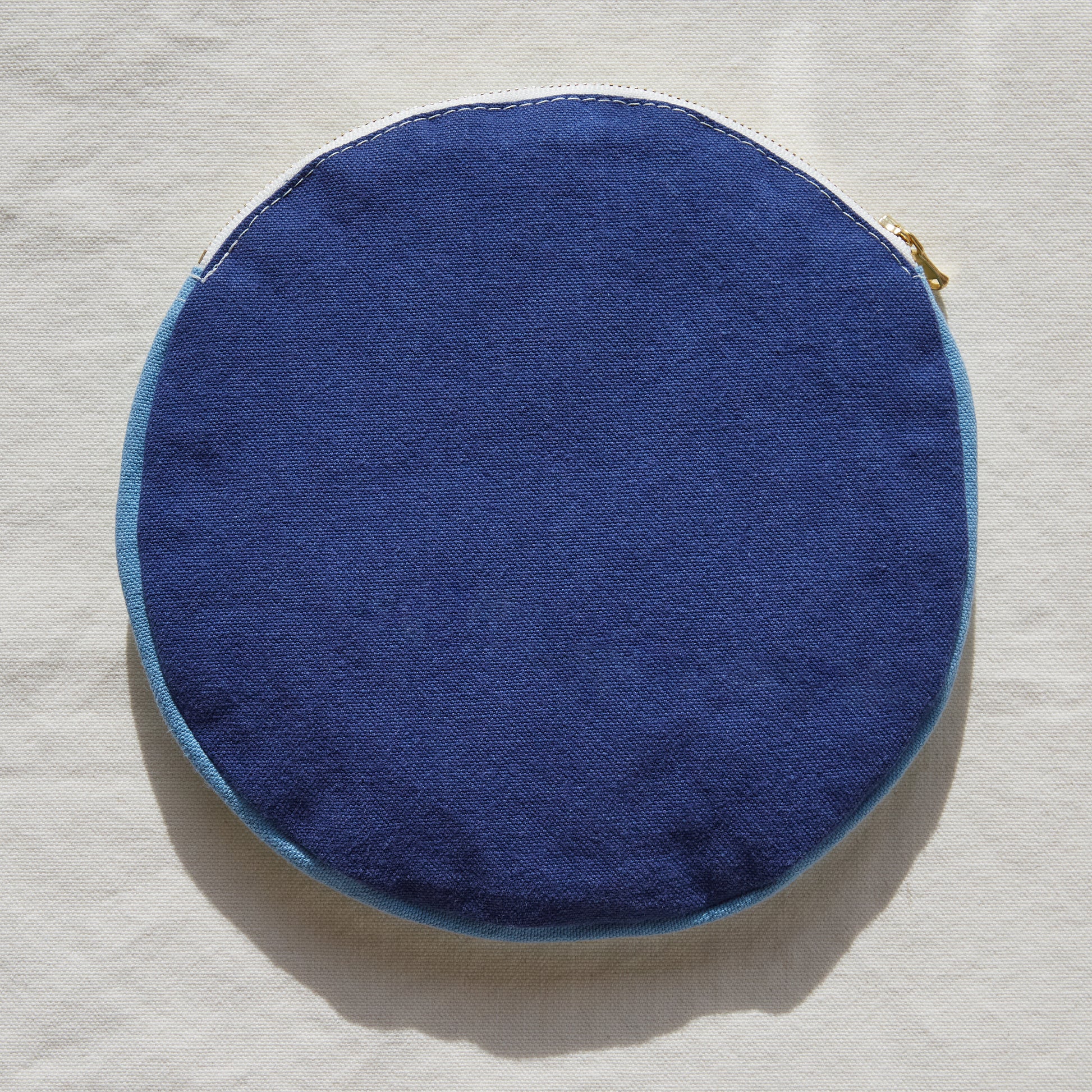 Re:Canvas Circle Pouch High back view