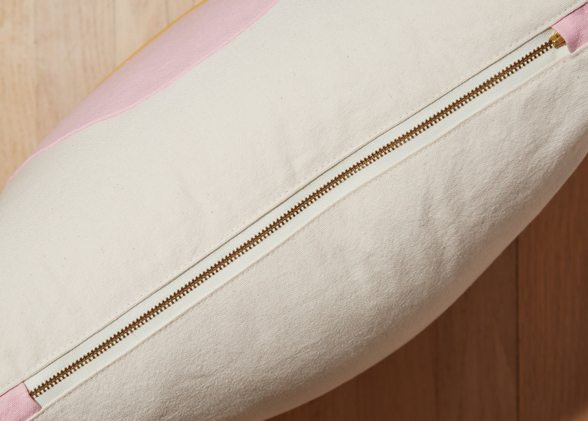 Re:Canvas Arco Cloud Square Pillow detail view of zipper