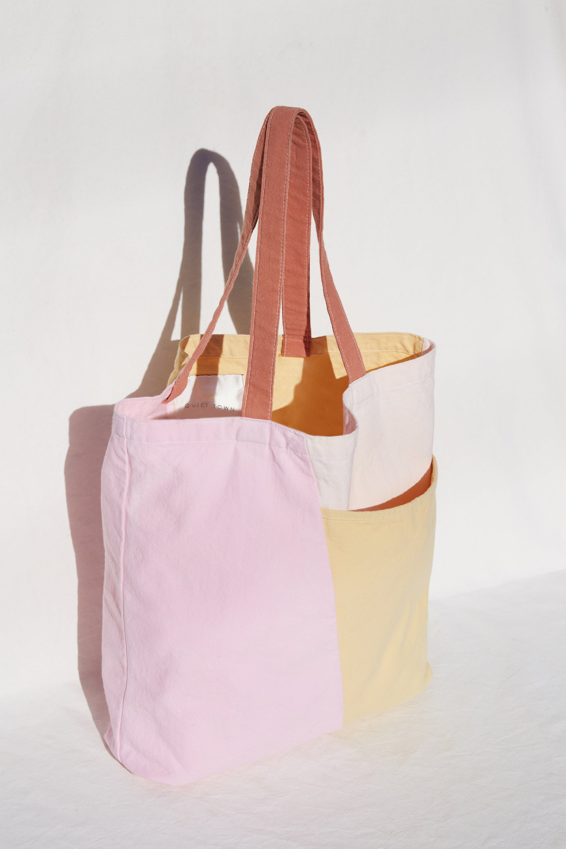 Re:Canvas Tote Canyon detail view of pockets